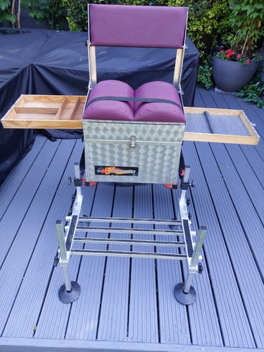 Cushion seated seat box - cushion, v